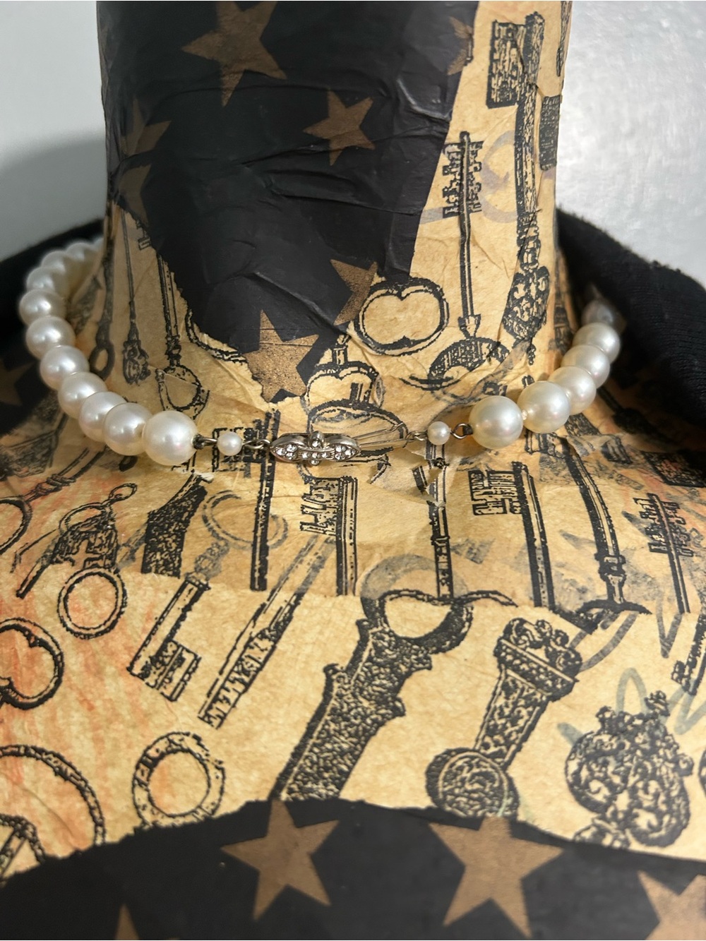 Vintage White Beaded Choker Necklace - Vintage Women's Jewelry - Picture 2 of 2